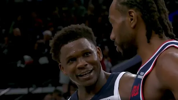 mk体育官网首页-战神卡！伦纳德单节三分3中3拿到11分，目前16中13砍下39分